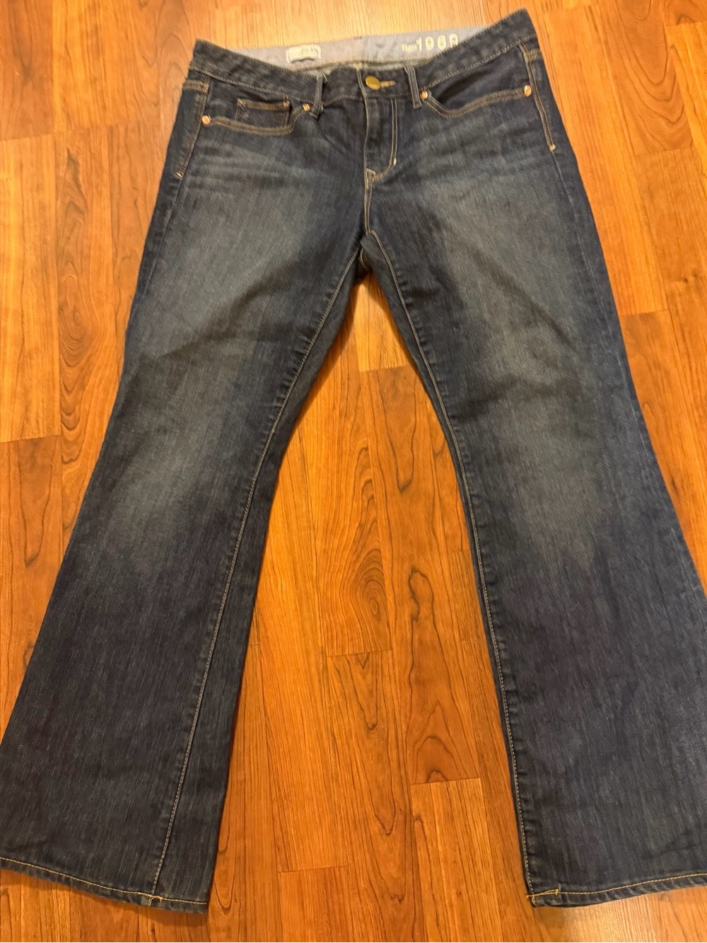 Gap 1969 curvy fit women's jeans in a dark wash denim, featuring a size 30/10a